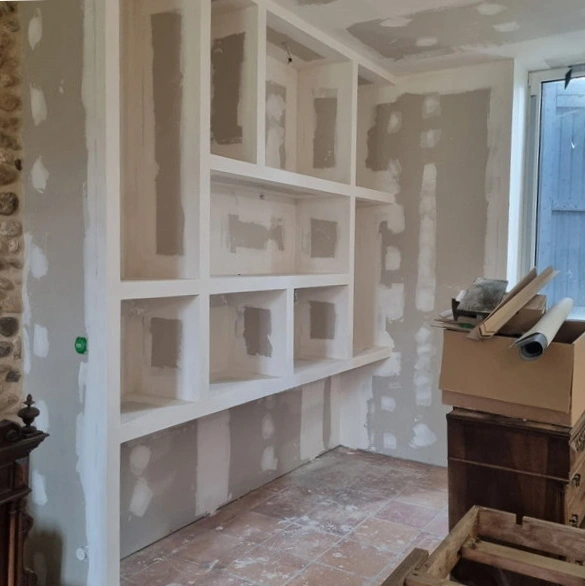 Pose de plaques de plâtre dans une pièce en rénovation